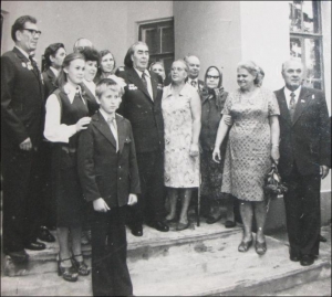 Последнее фото Леонида Брежнева во время пребывания в Днепродзержинске в 1979 году. Мария Решетняк стоит за спиной генсека. Рядом с ним — его мать Наталия Денисовна