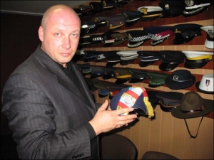 Полковник Станіслав Перлін каже, що найважче йому дістався кашкет з Монако, бо там лише 200 поліцейських