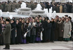 Жителі Туркменістану стоять у черзі, щоб віддати останню шану президентові Сапармурату Ніязову в палаці Туркменбаші в столиці країни Ашгабат