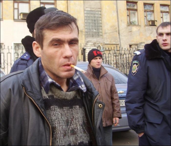 Из районной прокуратуры выводят жителя Макеевки Донецкой области Эдуарда Шутова. Он уверяет, что не ел человеческого мяса