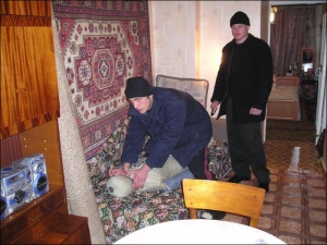 Сергей Скуртул (налево) из Котовска Одесской области показывает, как в мае 2004 года душил пенсионера Николая Войцеховского