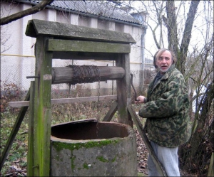 Иосиф Шимон из села Мужиево на Закарпатье возле своего колодца, в котором вода загрязнена тяжелыми металлами 