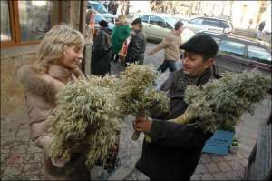 Василий Коцюк продает дидухи на Галицком базаре во Львове. Снопы из ржи вяжут его родители, которые живут в Стрийском районе на Львовщине