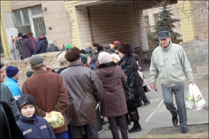 Очередь на Закревского продвигалась очень медленно. За час из здания выходило 15 киевлян