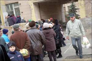 Черга на Закревського просувалась дуже поволі. За годину з будівлі виходило 15 киян