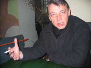 Первый в Ивано-Франковской области частный детектив Ярослав Михальский рассказывает о своей работе в одном из кафе города Калуш. Он курит сигареты ”Бонд”
