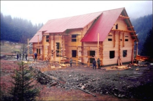 Мисливський будинок на полонині Турбат Закарпаття навесні 2005 року. Дістатися до нього можна було лише позашляховиком чи гелікоптером