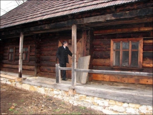 Житель города Черкассы Владислав Склянко показывает 150-летний дом, который он перевез в город из Ивано-Франковской области. Там планирует обустроить ресторан