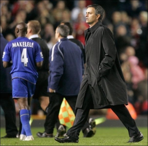 Жозе Моурінью залишає поле стадіону ”Олд Траффорд” у Манчестері після програного матчу ”МЮ”. То була перша поразка ”Челсі” у минулому чемпіонаті. 6 листопада 2005 року