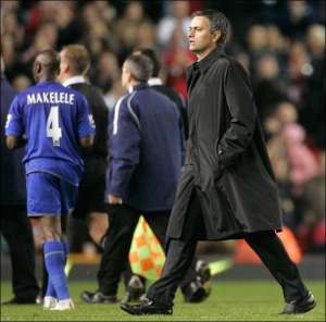 Жозе Моуринью оставляет поле стадиона ”Олд Траффорд” в Манчестере после проигранного матча ”МЮ”. Это было первое поражение ”Челси” в прошлом чемпионате. 6 ноября 2005 года