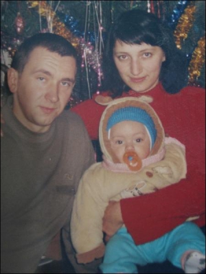 Подружжя з райцентру Бобровиця на Чернігівщині Інна Ребенок і Володимир Кохан разом із півторарічним сином Владиком. Фото зроблено за кілька днів до вбивства Сергія Мошенця