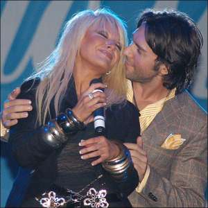 Андрій Малахов і Таїсія Повалій на концерті в запорізькому місті Олександрівськ. 8 жовтня 2005 року