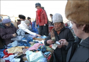 Жителі російського Владивостока купують одяг на китайському ринку у місті