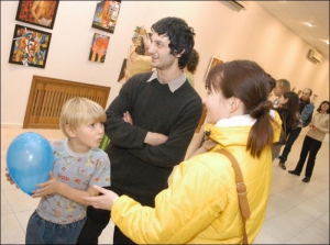 Адыгейский художник Мурат Борсов с посетителями на выставке в Киеве