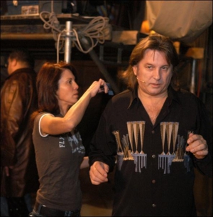 Одна из гримеров, Елена, расчесывает певца Юрия Лозу в павильоне ”Укртелефильма”