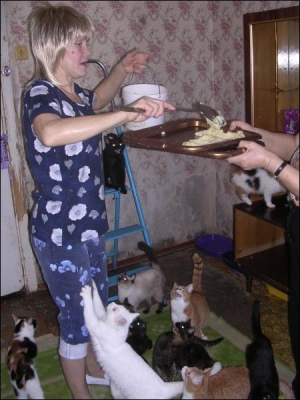 Раїса Глазунова годує котів кашею зі шпротами