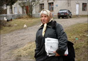 Женщины просят почтальона Анну Маркив из села Залужье Яворовского района Львовской области не отдавать пенсию мужьям, потому что пропьют