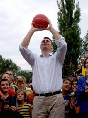 Віталій Кличко закидає м’яч на відкритті дитячого спортивного майданчика у харківській школі №12, 29 серпня 2006 року