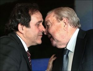 Мішель Платіні (ліворуч) приймає вітання від Леннарта Йоганссона. Новообраний президент запропонував надати своєму попередникові статус почесного президента УЄФА. Дюссельдорф, 26 січня 2007 року