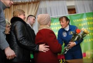Львовские родственники Хайди Стефанишин-Пайпер подарили астронавтке желтые и оранжевые розы