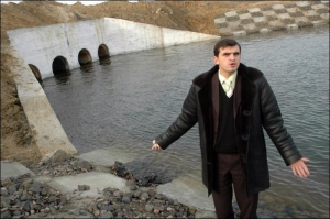 Водосбросная дамба на Яворовском озере не дает покоя председателю городского совета Яворова Виталию Домашовцу