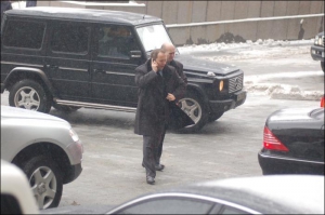 Министр по чрезвычайным ситуациям Нестор Шуфрич приезжает на заседание Кабмина на внедорожнике ”мерседесе-кубике”. Он стоит 100 тысяч долларов