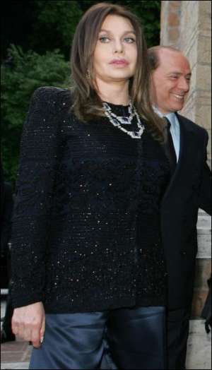 Колишній прем’єр-міністр Італії Сильвіо Берлусконі разом з дружиною Веронікою Ларіо у Римі в липні цього року. Пара познайомилася 1990 року в театрі, де жінка виступала оголеною