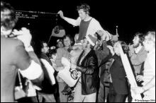 Ари Хаан на руках благодарных болельщиков после победы "Аякса" в финале Кубка чемпионов