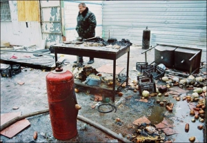 По меньшей мере, два баллона газа разорвались в ресторане быстрого питания ”Суп-хаус” в центре Луганска. От взрыва пострадало 11 человек
