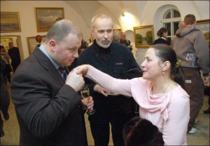 Володимир Козюк цілує руку Ніні Матвієнко в галереї ”Неф”. Поряд — чоловік співачки Петро Гончар