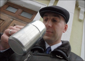 Киевлянин Владимир Бондарчук демонстрирует чудо-стакан возле  своего дома на Арсенальной