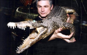Первого крокодила для своей коллекции зоолог из Запорожья Валерий Кеменов купил в Каире. От египетских таможенников животное прятал под мышкой