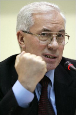 Микола Азаров каже, що поповнює бюджет без оргій та істерик