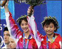 Ли Тин и Сунь Тяньтянь после победы на Олимпиаде-2004