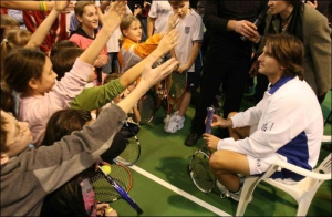 Седьмая ракетка мира Томми Робредо после мастер-класса в черкасском теннисном клубе ”Селена”