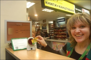 25-летняя киевлянка Валентина Груба проверяет на дисконтной карточке, сколько она потратила в сети ”Велика кишеня”. На карточке — 5306 гривен