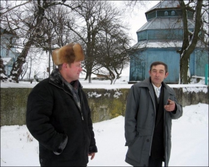Иван Хрущ (слева) и церковный староста Степан Кобзар возле церкви в селе Колодное Збаражского района Тернопольщины