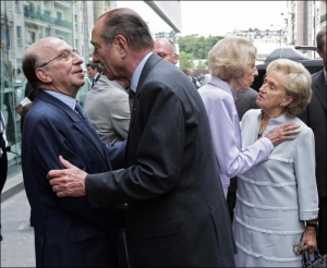 Президент Франции Жак Ширак (второй слева) в июне 2006 года приветствует почетного президента Музея на набережной Бранки — там собрана одна из наибольших в мире коллекций искусства племен Азии, Африки, Океании. Его жена Бернадет (крайняя справа) разговари