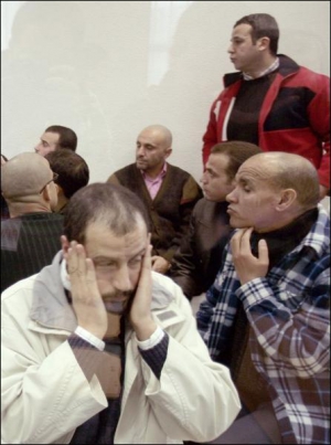 Адвокат організаторів терактів у Мадриді 11 березня 2004 року Рабей Осман Саєд Ахмед (перший ліворуч) сидить разом з ними у скляній клітці. Подивитися в очі 29 підсудним прийшли родичі загиблих та постраждалих