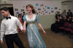 Выпускники львовской школы №24 Денис Буров и Агнешка Рокитовска готовятся танцевать свой первый полонез