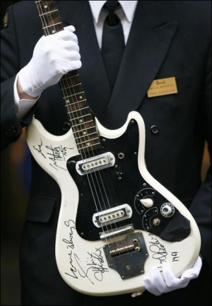 У найбільшому британському універмазі ”Harrods” до 3 березня триває виставка електричних гітар ”Born to Rock”. Серед 150 експонатів — перша електрогітара 1931 року, яку називають ”летючою сковородою”. А також інструмент американського музиканта Джимі Хенд