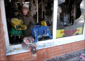 Продавцы ”Антошки” на Борщаговке убирают магазин после пожара