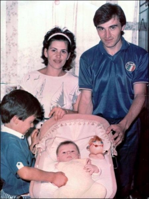 Иван Вишневский вместе с женой и сыновьями. Днепропетровск, февраль 1989 года