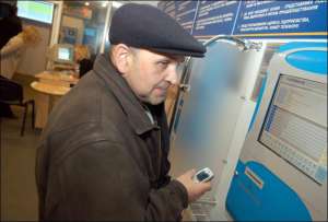 Киянин Ігор Лавренко підбирає собі роботу через базу вакансій у Київському міському центрі зайнятості