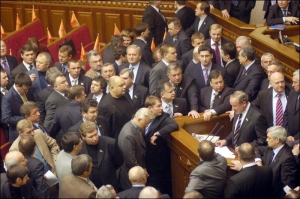 Вчера депутаты из антикризисной коалиции пришли в парламент первыми и заняли место вокруг трибуны и кресел председательствующих. Потому оппозиционеры из БЮТ и ”Нашей Украины” не смогли заблокировать работу Верховной Рады. Но на протяжении заседания ”антик
