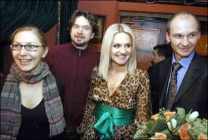 Співачка Наталія Бучинська зі своїм директором Леонідом Радченком (праворуч) та її прихильниця Ірина зі своїм чоловіком актором Остапом Ступкою