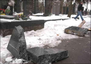 Надгробие генерала Набокова треснуло пополам, после того как его столкнули с могилы