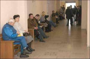 Пацієнтів у Солом’янську поліклініку, що в Києві, у вівторок завжди приходить багато. Лікарі кажуть, що під кінець тижня люди звертаються менш охоче