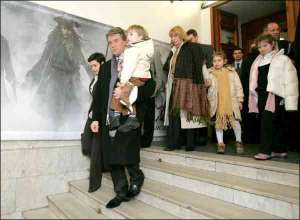 Виктор Ющенко с семьей и пресс-секретарем Ириной Ванниковой (слева от него) заходят в ”Кинопалац”