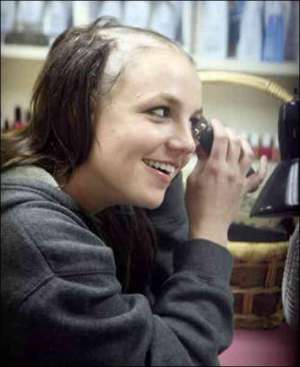 Американская певица Бритни Спирс бреет себе голову в парикмахерской